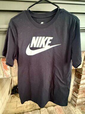NWT Nike Sportswear Men's T-Shirt/ SMALL